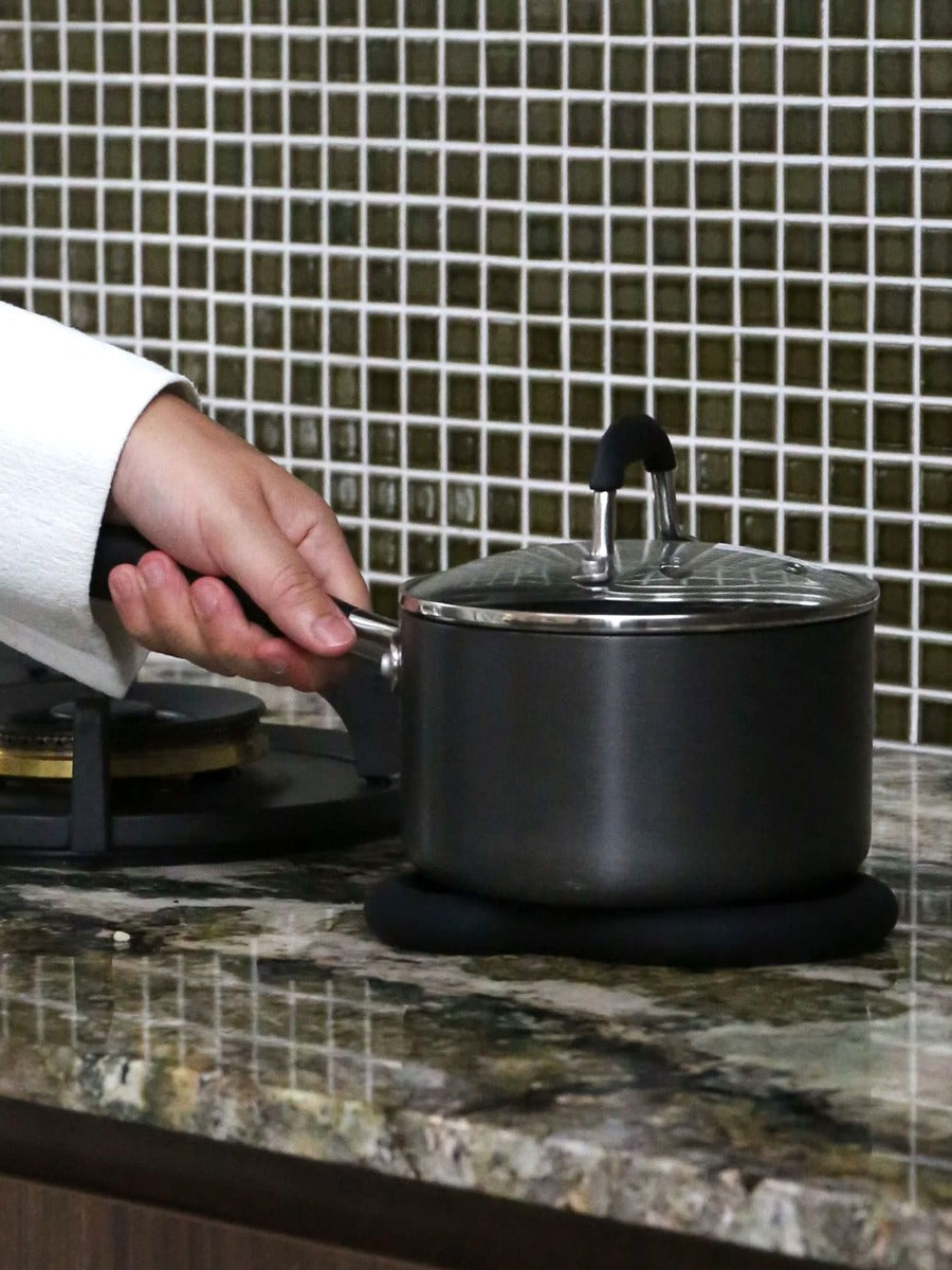 Curve Silicone Trivet in Black