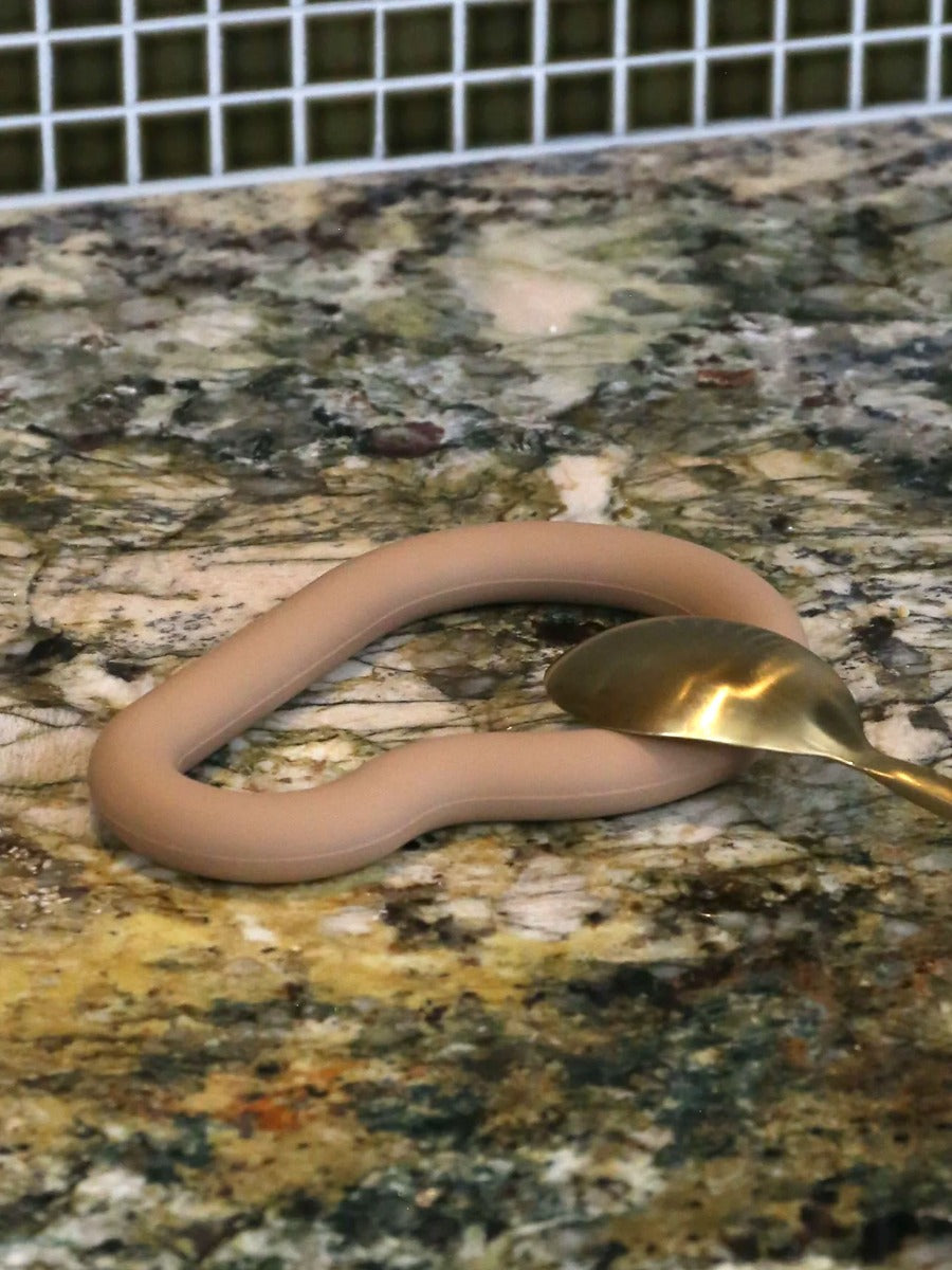 Curve Silicone Trivet in Camel