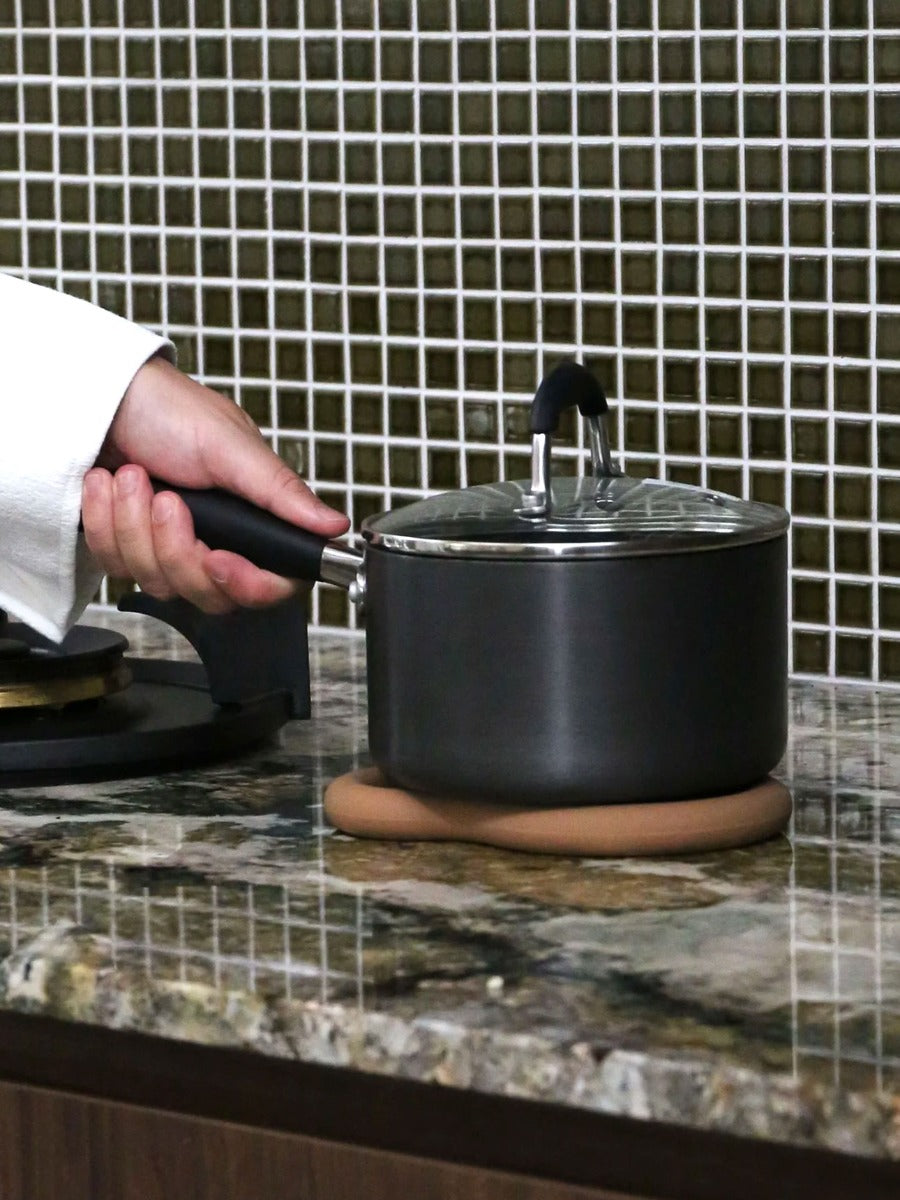 Curve Silicone Trivet in Camel