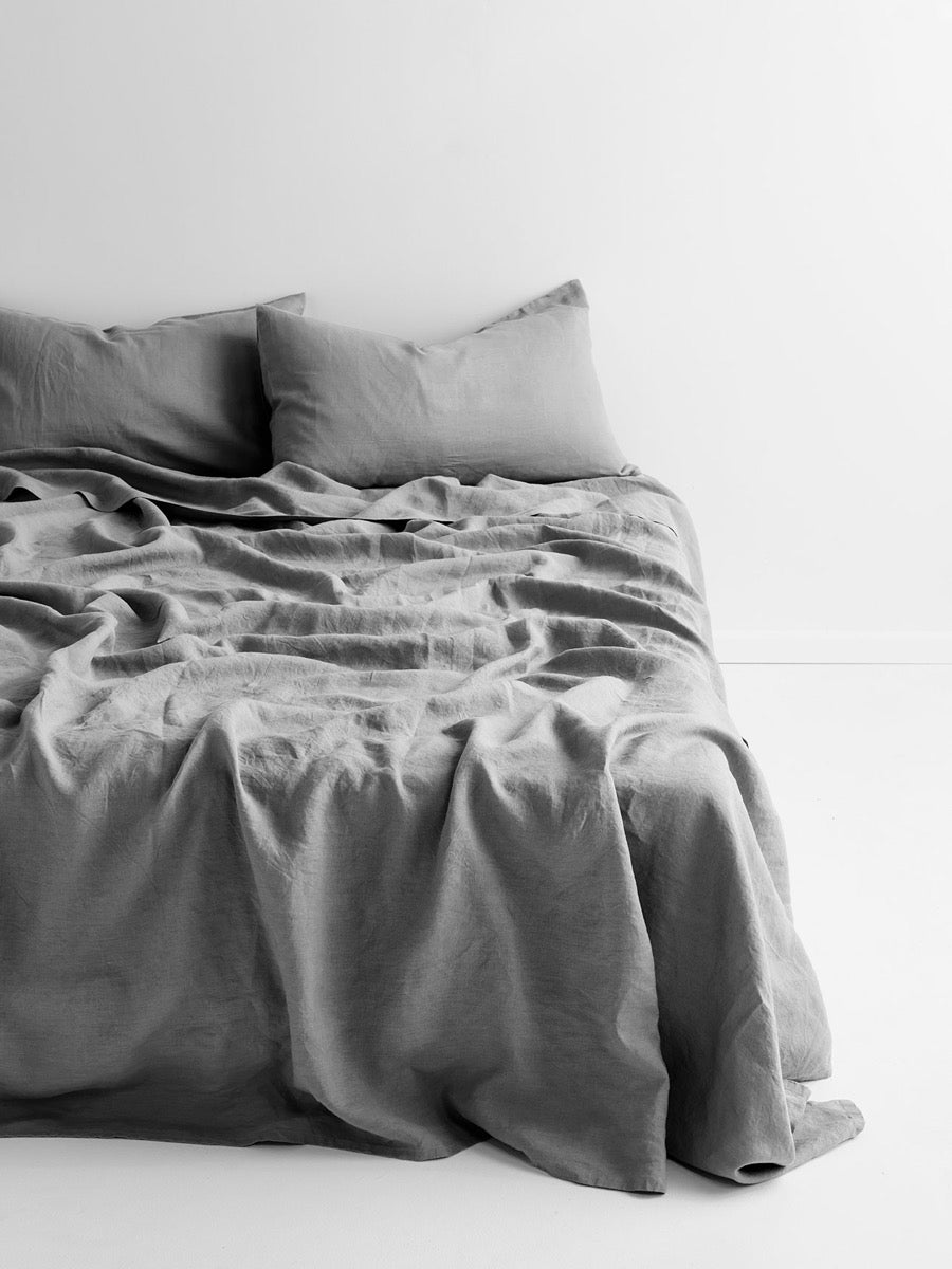 Emile Linen Fitted Sheet in Smoke