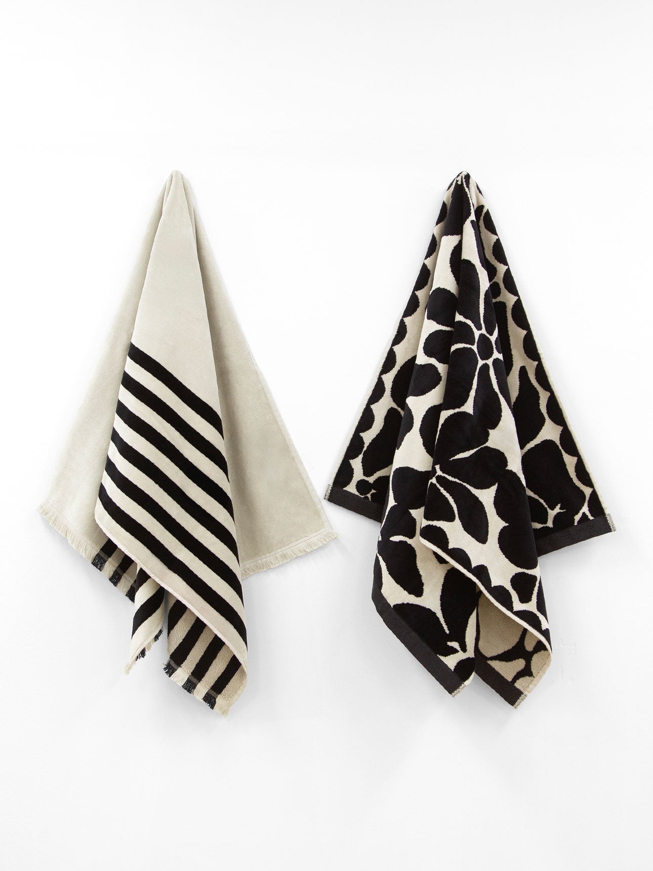 Palma Petal & Stripe Bath Towel Set in Black & Sand