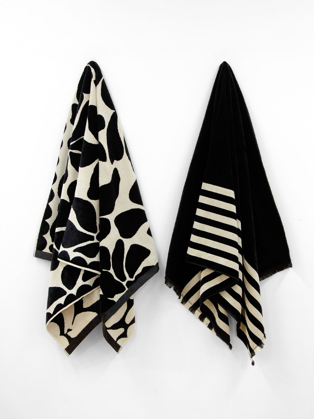 Palma Petal Australian Cotton Beach Towel in Black & Sand