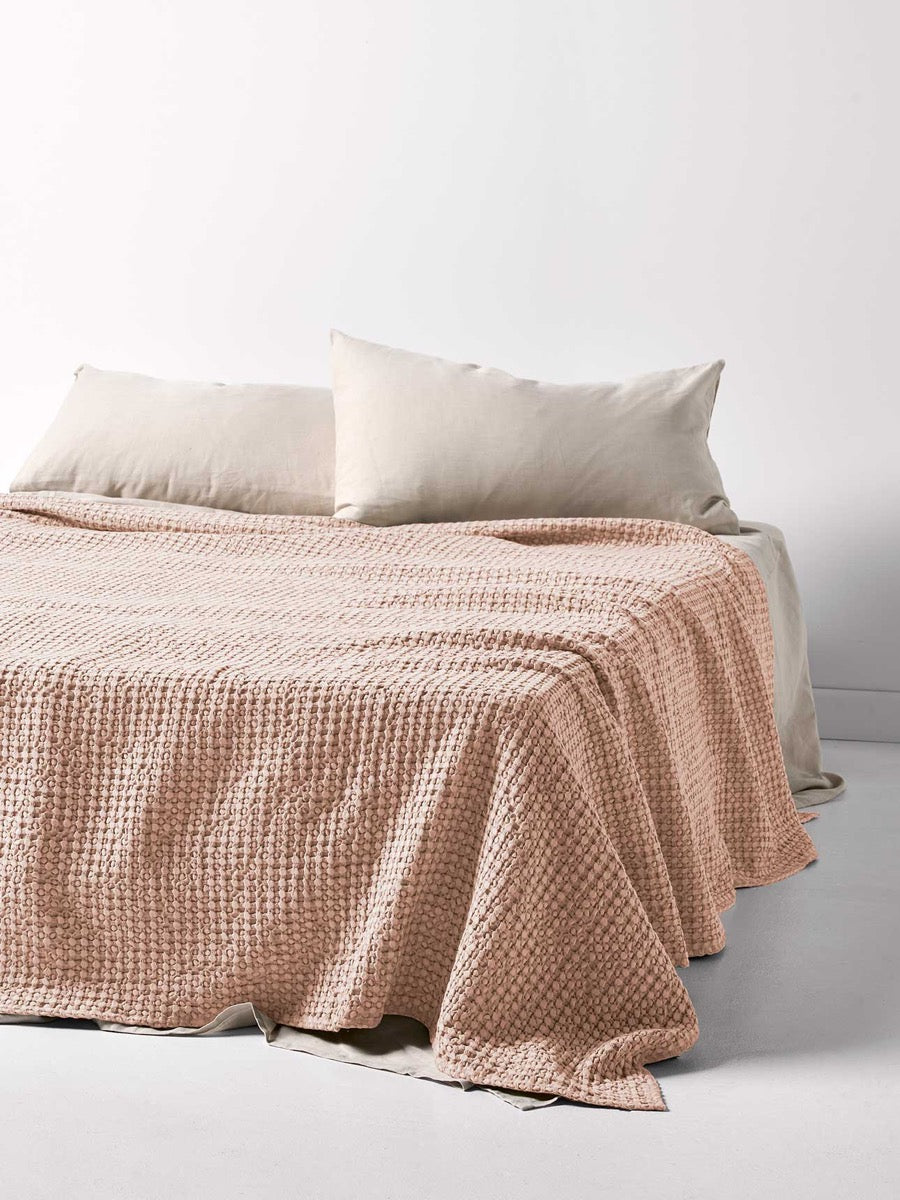 Stonewash Waffle Bed Cover in Shell Pink